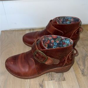 Alegria Chestnut women’s Booties with Floral Lining (super cute!) 🤎